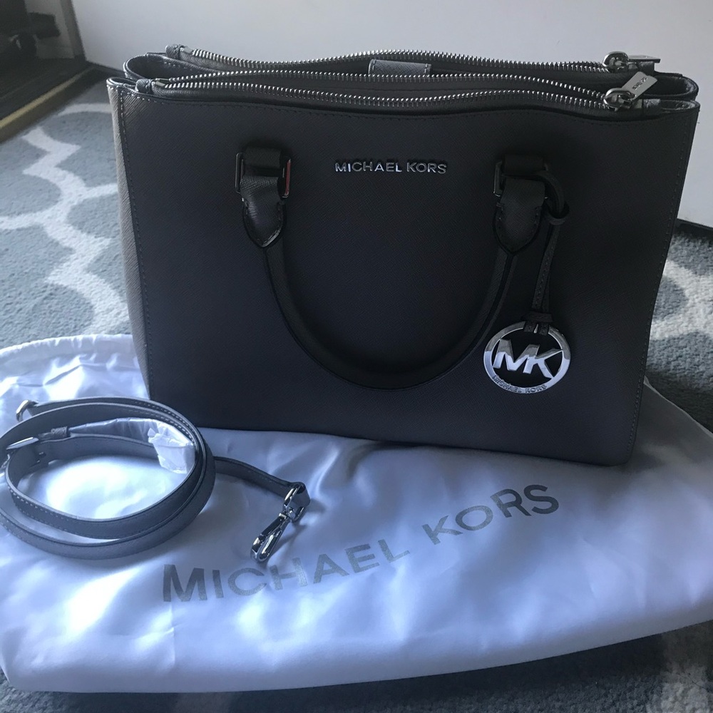 👜Gray Michael Kors Purse👜